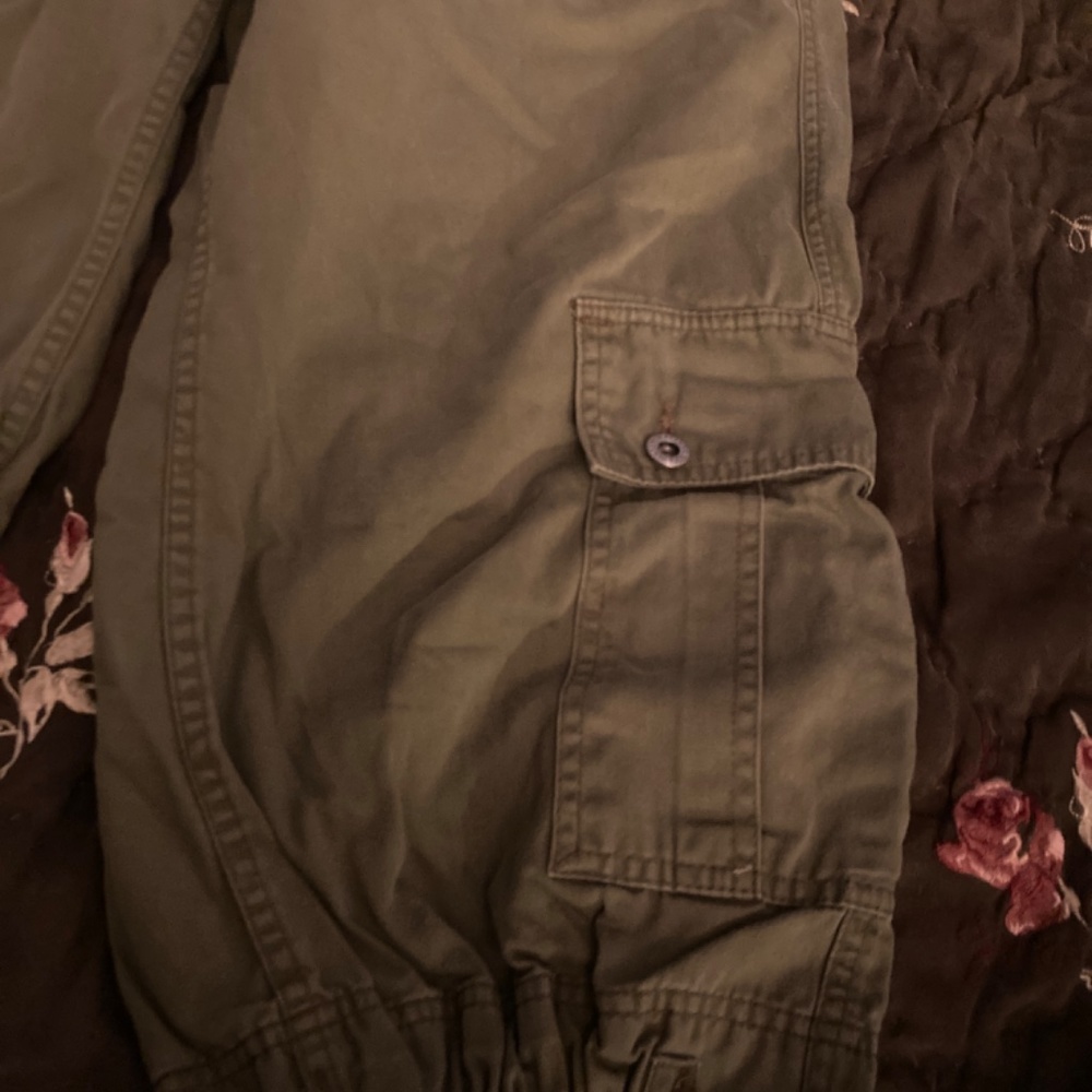 Levis  army, green, cargo capris - Picture 3 of 8